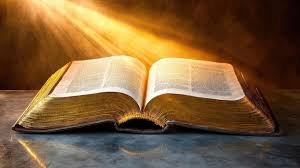 download (20) Bíblia iluminada pela luz do início do dia, simbolizando recomeço e confiança em Deus.