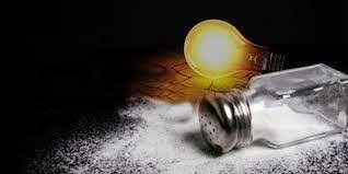 download (3) Luz brilhando em meio à escuridão, com sal espalhado sobre a terra.