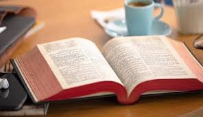 download (31) Bíblia aberta representando fé em tempos difíceis
