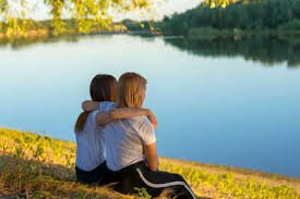 download (37) duas amigas caminhando lado a lado ao ar livre, conversando e sorrindo, simbolizando apoio e amizade verdadeira