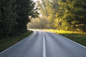 download (46) uma estrada longa sob luz suave, simbolizando perseverança e esperança