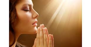 download (47) pessoa em postura de oração com as mãos unidas e ambiente minimalista, simbolizando entrega e foco espiritual