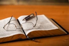 download (5) Bíblia aberta em um salmo com caderno e caneta ao lado, representando o momento devocional.