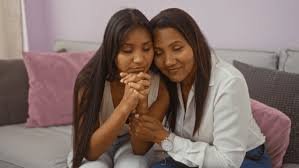 download (53) ilustração suave de braços acolhendo alguém, simbolizando cuidado e consolo divino