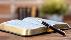 download (55) mesa com biblia aberto, anotações e luz suave, simbolizando estudo profundo e direção espiritual