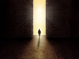 download (6) Luz atravessando um ambiente escuro, simbolizando purificação e transformação interior.