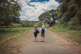 download (61) Caminho simples com pessoas caminhando em diferentes posições, simbolizando inversão do Reino.