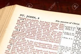 download (7) Bíblia aberta em 3 João, com luz suave destacando o texto.