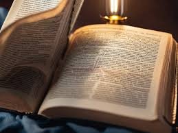 download (8) Bíblia aberta no livro de Tiago com luz suave destacando o texto.