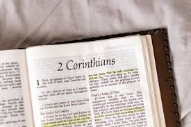 images (2) Bíblia aberta no livro de 2 Coríntios