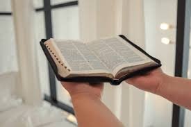 images (3) Bíblia aberta em 1 João com luz suave