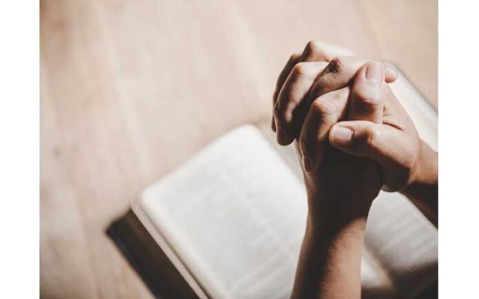 20220108_61d98ce38a5d5 Pessoa em oração em ambiente silencioso, simbolizando intimidade e sinceridade diante de Deus.